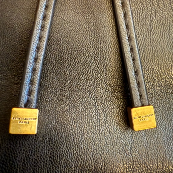 Yves Saint Laurent Black and Gold Shoulder Bag with Sleek Design - Picture 7 of 15